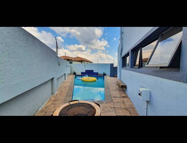 4 BEDROOM TOWNHOUSE FOR SALE IN SOUTH CREST